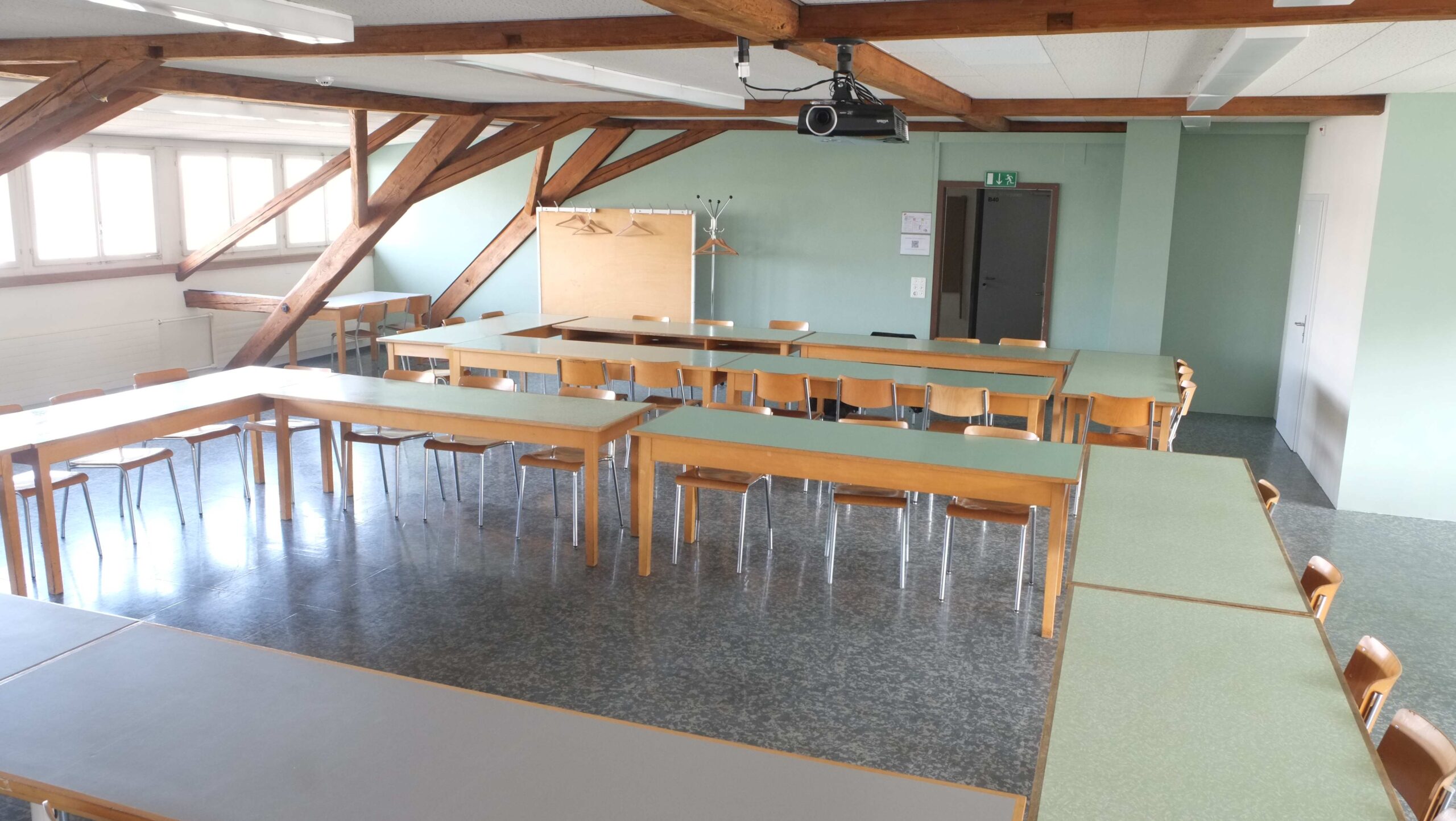 MarieOtto – Raum mit Bestuhlung und Beamer